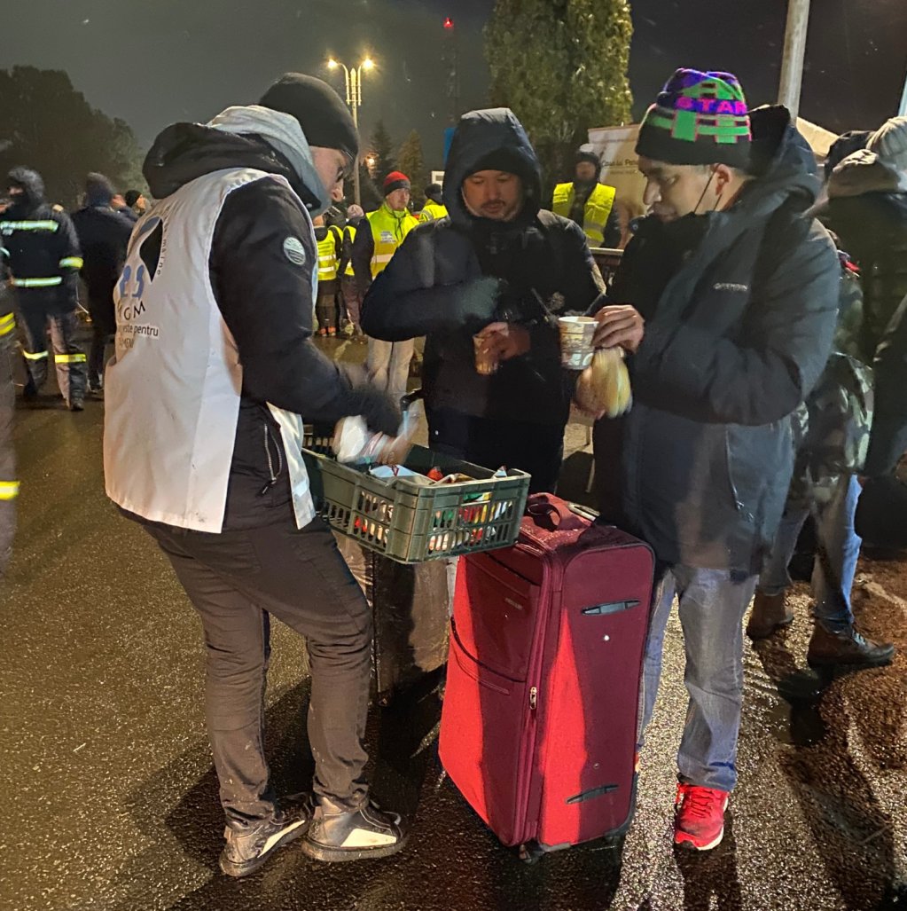 Nico hurries to distribute food to migrants arriving from Ukraine | Photo: InfoMigrants