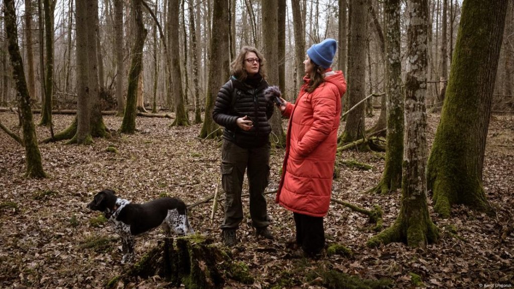 Activist Aleksandra Chrzanowska (left) with reporter Nadine Wojcik in Bialowieza forest | Photo: Karol Grygoruk