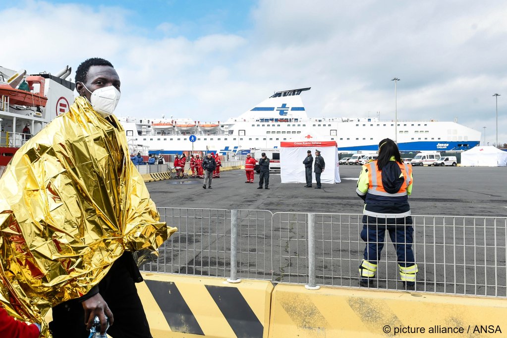One of 156 migrants disembarks in the port of Civitavecchia, near Rome, after being rescued by the ship Life Support, opearated by EMERGENCY | Photo: Ximena Borrazas / picture alliance / ANSA