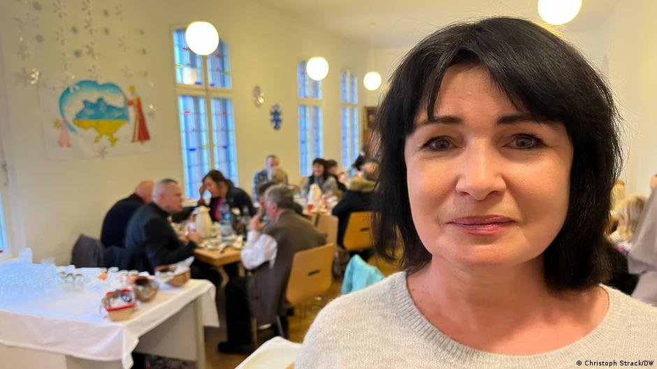 Natalia finds consolation in prayer and in the presence of other Ukrainian refugees | Photo: Christoph Strack/DW