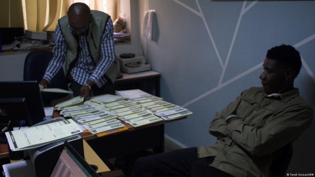 Soliman Kali and Cédéric Tumb (r) at Tunis' Time University work for a newly installed crisis hotline for sub-Saharan students | Photo: Tarek Guizani/DW