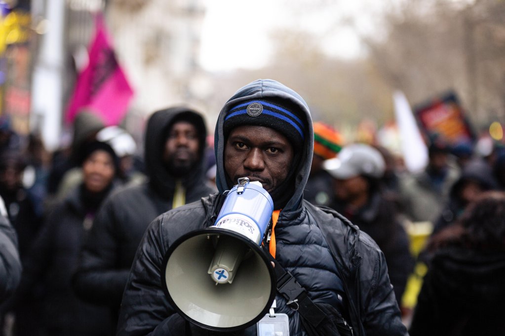 File photo used as illustration: Migrant workers in France demonstrate in December, 2024 in support of undocumented migrant workers and French migration policies | Photo: Telmo Pinto / SOPA Images/Sipa USA