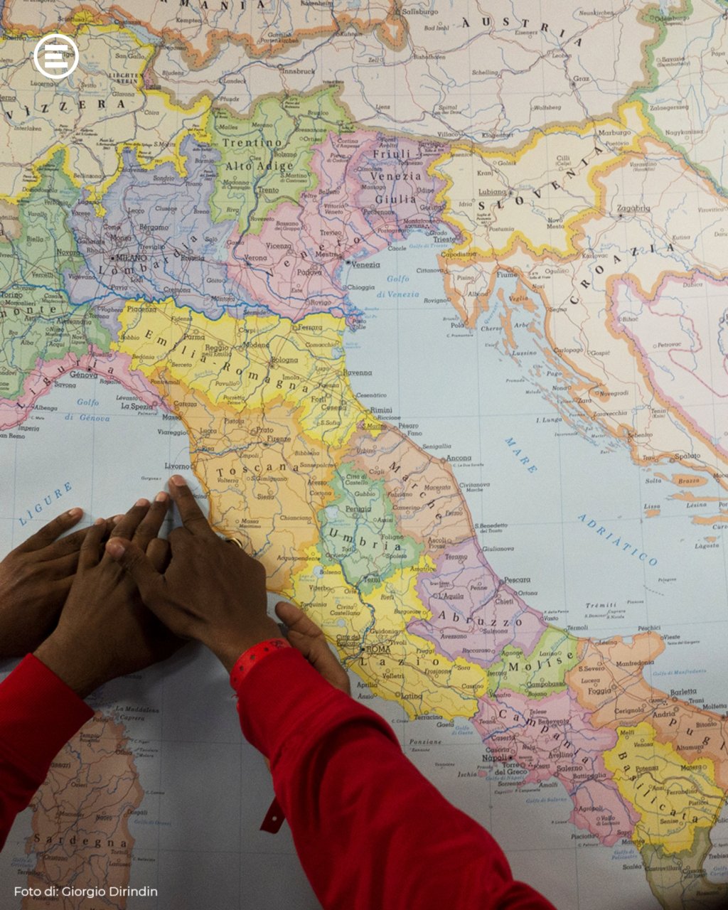 An image from the EMERGENCY press release shows children pointing out where the port for disembarkation, Livorno, on Italy's coast line | Photo: Giorgio Dirindin / EMERGENCY Press release www.emergency.it