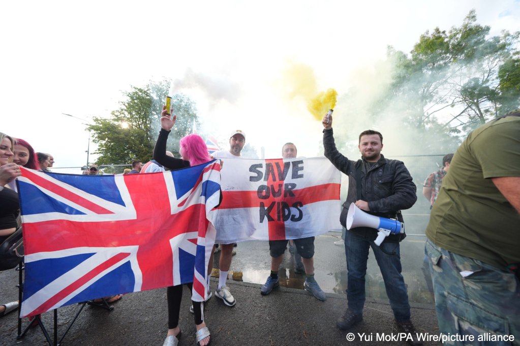 File photo: Protesters across the UK claimed they were trying to 'save our kids' and 'protect women' from the danger they claim could be posed by some migrants or asylum seekers | Photo: Yui Mok/PA Wire / picture alliance