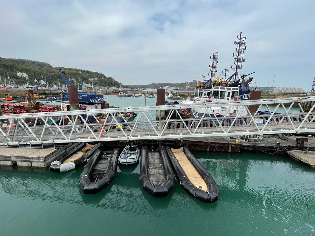 Des embarcations utilisées par des migrants pour traverser la Manche, dans le port de Douvres, fin avril 2022. Crédit : InfoMigrants