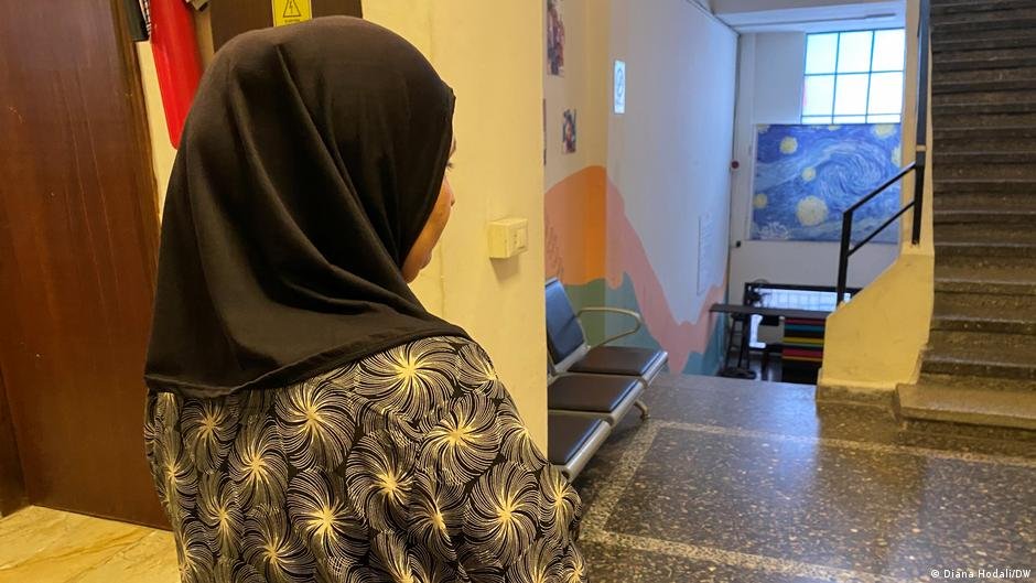 Hala, a longtime resident of Syria Street, has five children and looks after her brother | Photo: Diana Hodali/DW