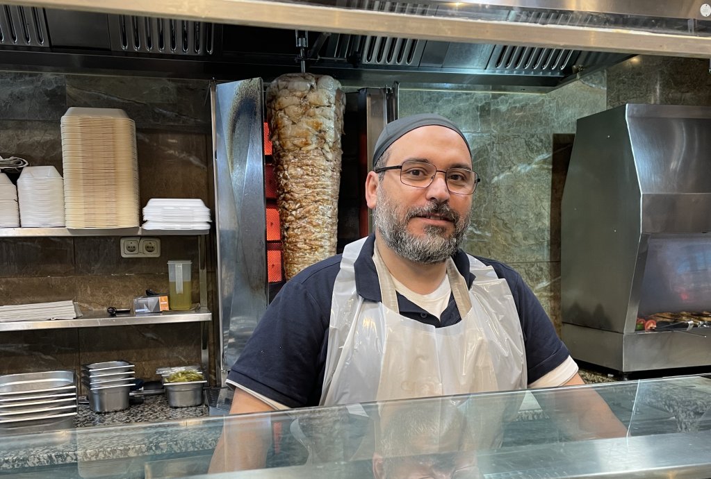 Mohammad from Syria has German citizenship and thinks of Germany as home, in his restaurant in Bad Godesberg, Germany, December 10, 2024 | Photo: Marion MacGregor /InfoMigrants