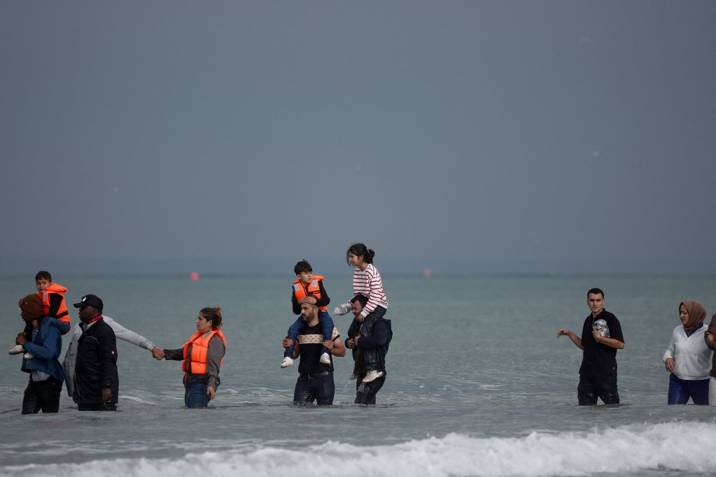 From file: Migrants attempting to cross the English Channel head towards an inflatable dinghy in Wimereux, France on September 4, 2024 | Photo: REUTERS/Benoit Tessier