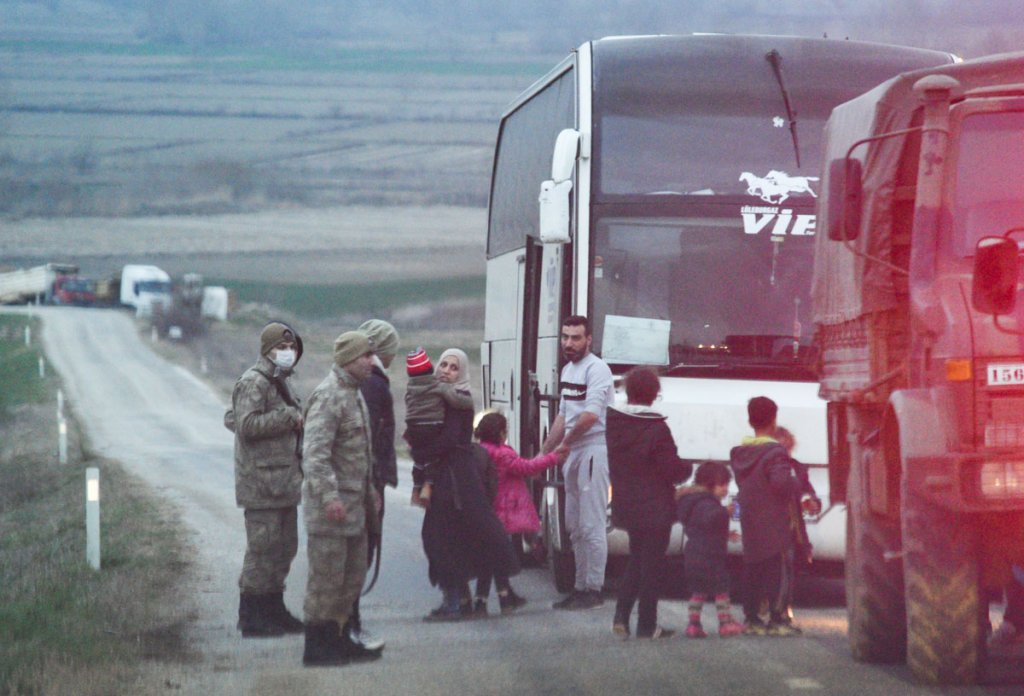 Des militaires transfèrent des migrants de leur camion vers un bus spécialement affrété. Ces migrants ont été refoulés par la police grecque et seront conduits à la station-essence d'Uzunköprü. Crédit : Mehdi Chebil pour InfoMigrants.