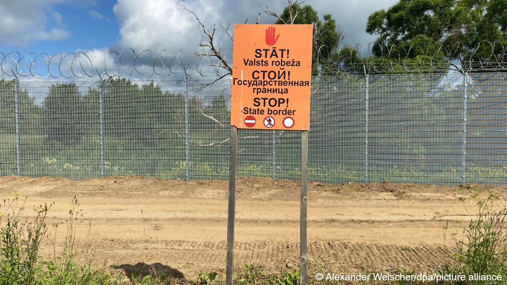 "Stop! State border!" - a sign at the border between Latvia and Russia, photographed in June 2024 | Photo: picture alliance