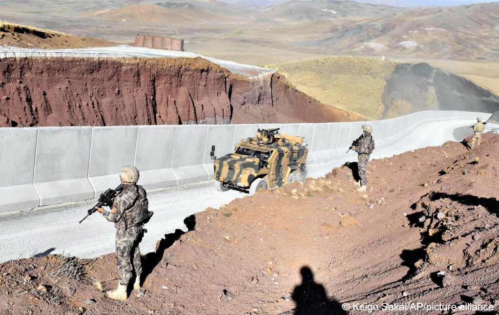 الجيش التركي على الحدود بين تركيا وإيران.