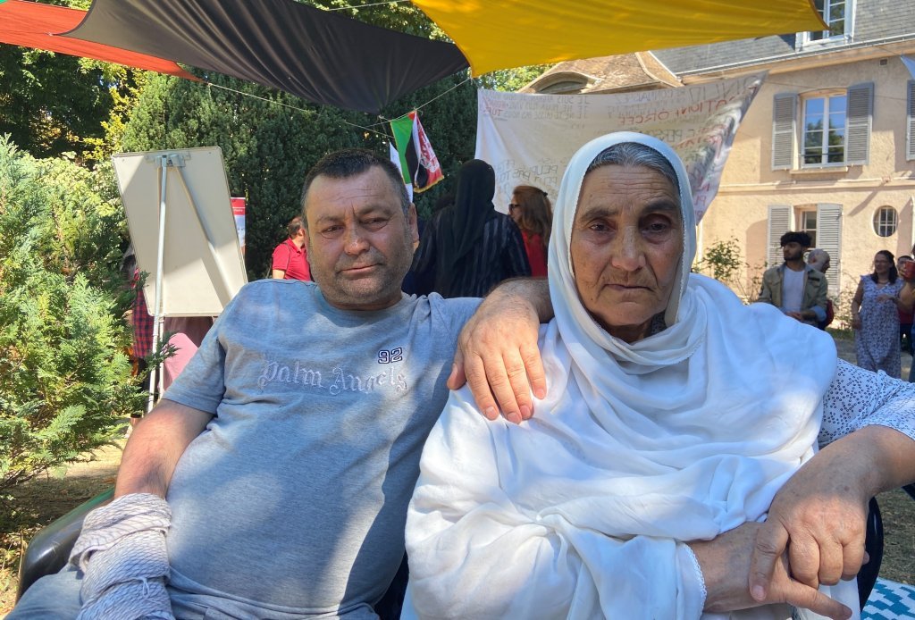 اللاجئة الأفغانية بيبيتابو (على اليمين) مع ابنها عبد الحميد في حديقة مركز الإقامة Cimade في ضاحية ماسي الفرنسية، 10 آب/ أغسطس / آب 2022. المصدر: مهاجر نيوز.