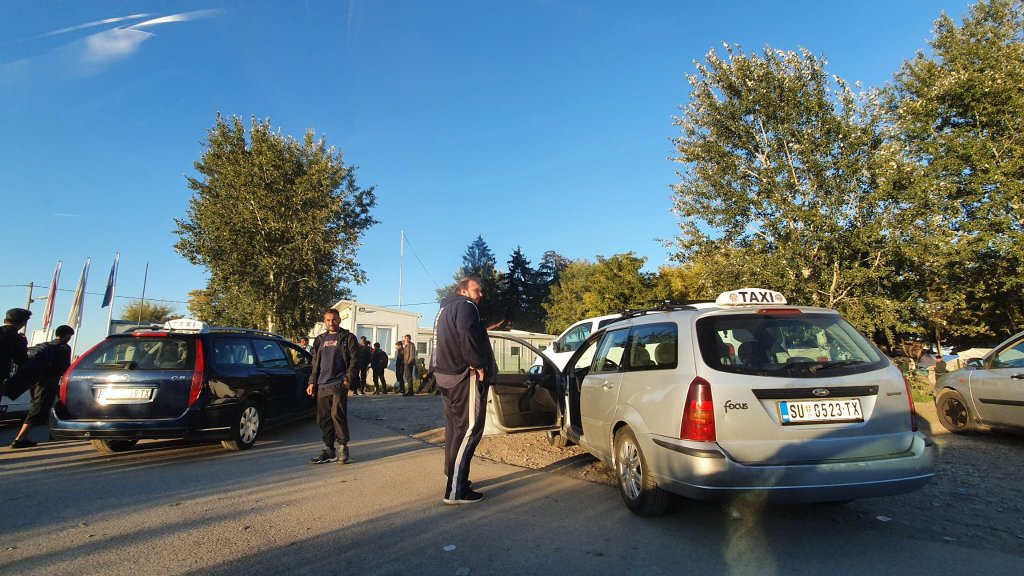 Foto d'archivio utilizzata come illustrazione: un flusso continuo di taxi può essere visto ogni giorno davanti al centro per migranti a Subotica, vicino al confine ungherese | Foto: InfoMigrants