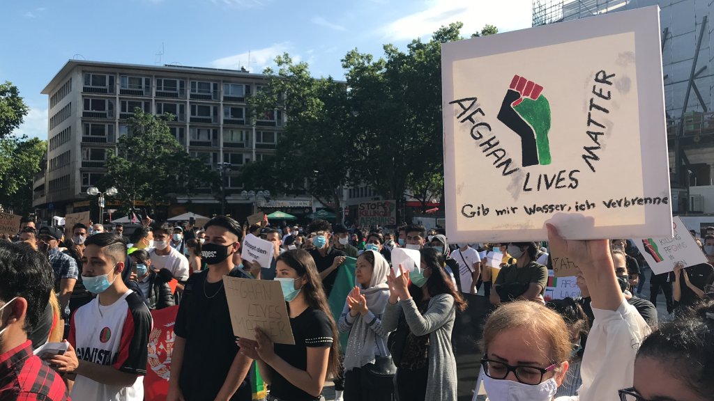 بدرفتاری با مهاجران افغان در ایران قبلا نیز واکنش های جهانی را در پی داشت. عکس از تظاهرات در آلمان در اعتراض به خشونت با مهاجران افغان در ایران
