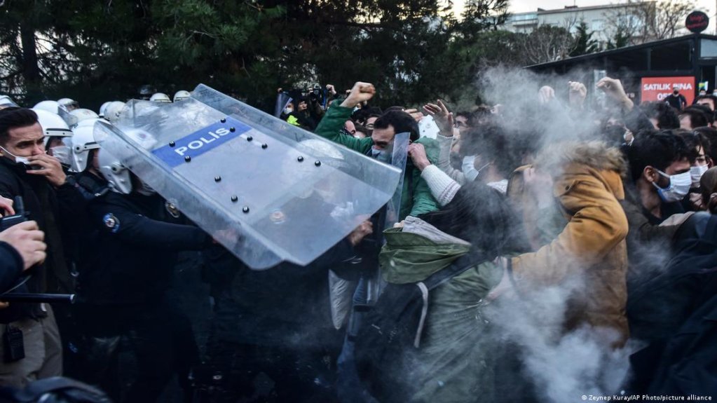 For more than ten years, authorities in Turkey have suppressed opponents of the government — a reality now reportedly being abused by smugglers | Photo: Zeynep Kuray / AP Photo / picture-alliance