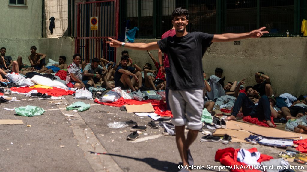 Des migrants devant le centre d'accueil de Ceuta, en juillet 2026. Crédit : Picture alliance