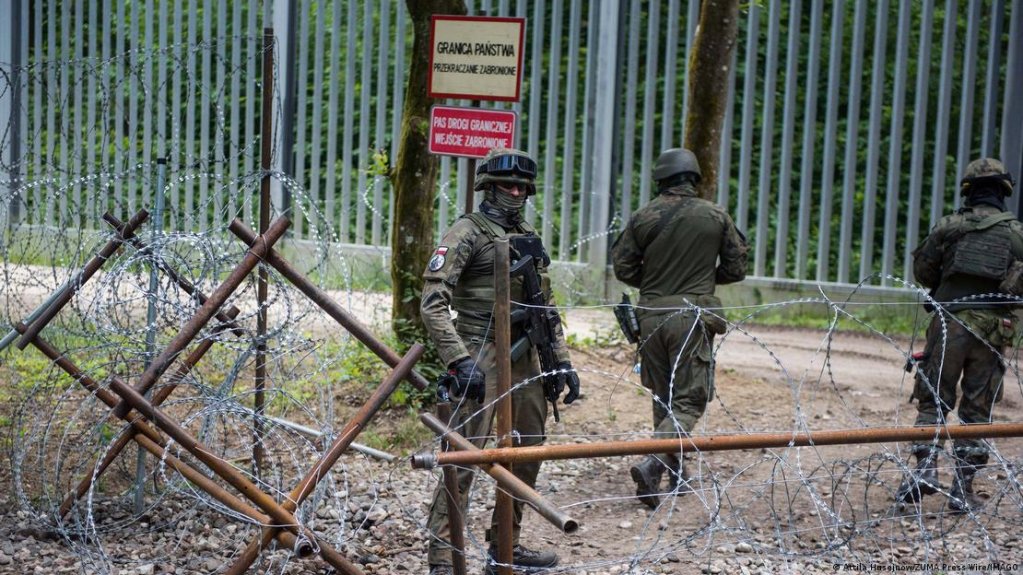 Polish soldiers patrol the border with Belarus along the border fence in the Bialowieza Forest. | Photo: Attila Husejnow/ZUMA Press Wire/IMAGO