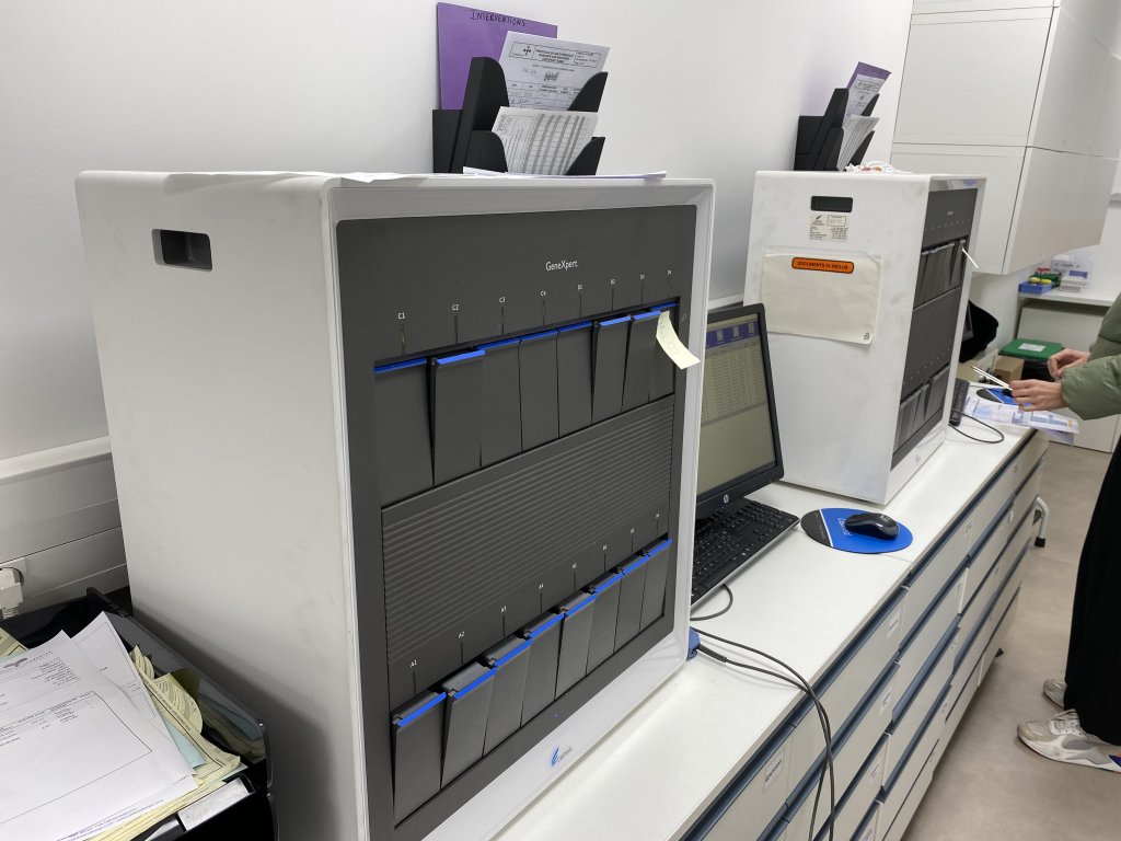 Checkpoint Paris' delocalized biology machines allow for quick test results. Photo: InfoMigrants