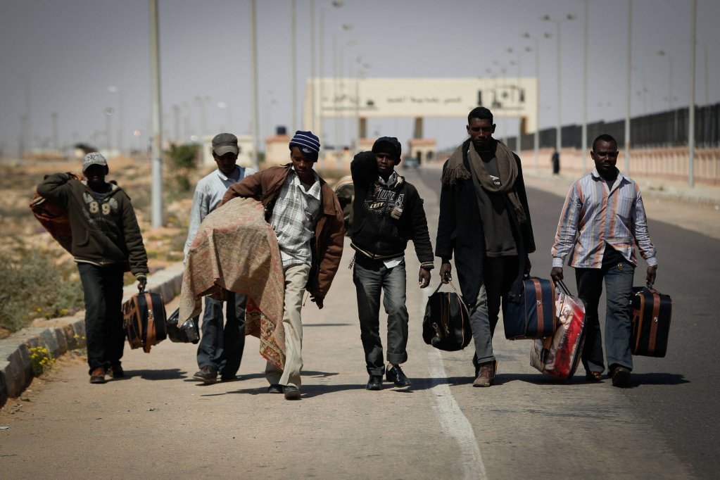 مهاجرون أفارقة يعبرون الحدود المصرية في السلوم عام 2011