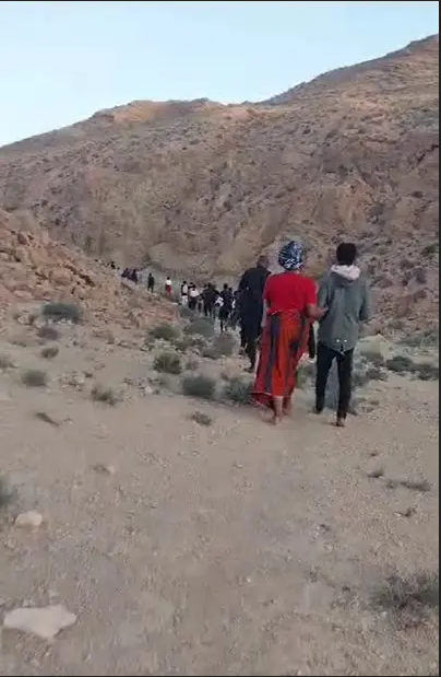 File photo: Black African migrants and asylum seekers walk in the desert near the Tunisia-Algeria border between July 5 and 7, 2023 after collective expulsion or forcible transfer there from Sfax, Tunisia, by Tunisian security forces | Photo: Private / HRW