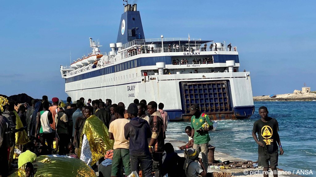 Las transferencias desde Lampedusa hacia Sicilia y la Italia continental son un buen apoyo a corto plazo, considera Flavio Di Giacomo de la OIM |  Foto: Elio Desiderio / ANSA / Picture Alliance