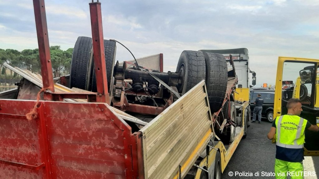Members of emergency services work at a site where a bus carrying migrants crashed into a lorry in Fiano Romano, Italy September 15, 2023 | Photo: Image supplied by a third party / Polizia di Stato/Handout via REUTERS