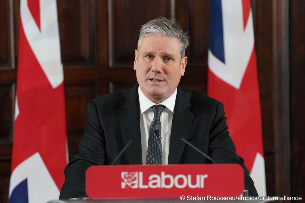 British Prime Minister Keir Starmer wants to turn a page in the issue of Channel crossings but has few options in tackling the issue head-on | Photo: Stefan Rousseau/empics/picture alliance