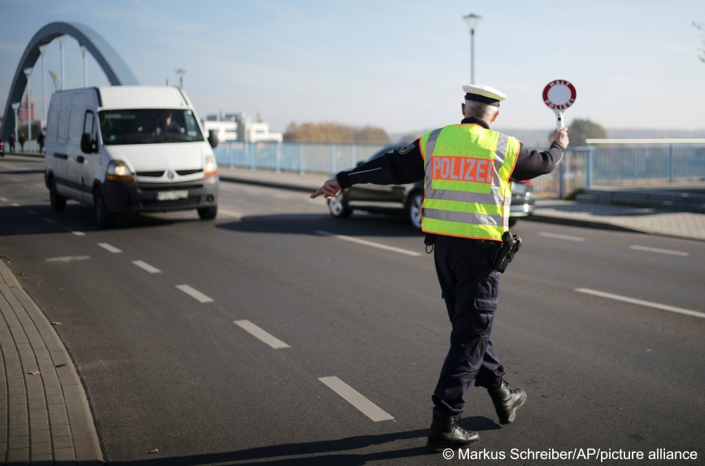 From file: A officer of German Federal Police stops a van to search for immigrants at the border crossing from Poland into Germany in Frankfurt an der Oder, Germany on October 28, 2021 | Photo: picture-alliance