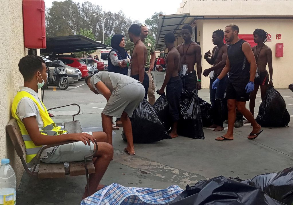 Photo for illustration: Migrants at the temporary reception center (CETI) in Ceuta, which is currently overcrowded | Photo: Reduan Dris Regragui / EPA