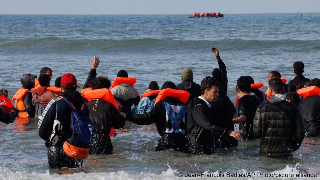 The so-called 'taxi boat' method used by smugglers endangers many migrants' lives - in particular those who can't swim | Photo: Jean-Francois Badiat/AP Photo/picture-alliance