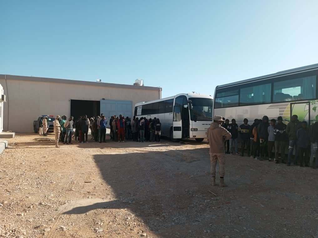 صورة نشرها جهاز دعم الاستقرار الليبي لمجموعة من 190 مهاجرا قرب نالوت على الحدود مع تونس في 6 كانون الأول/ديسمبر