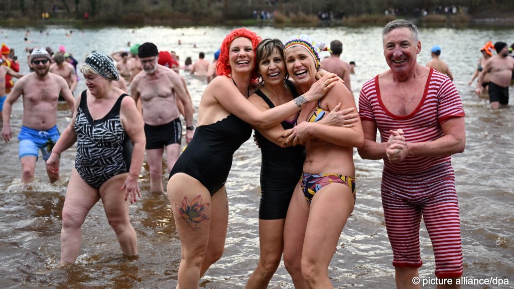 File photo used as illustration: Swimmers welcome in the New Year in 2025 at the Heidebad lake | Photo. Hendrik Schmidt / dpa