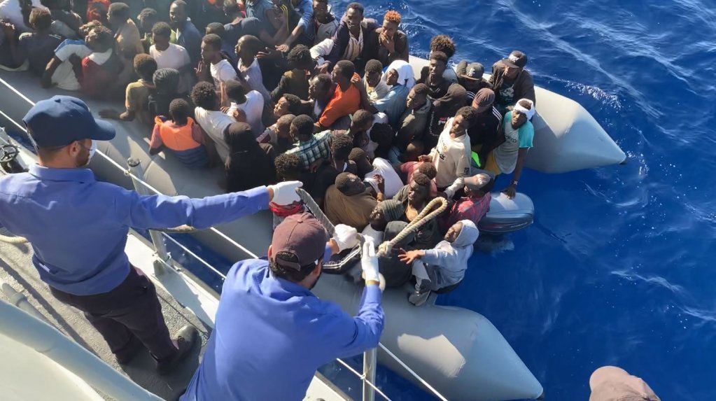 Des gardes-côtes libyens interceptent un groupe de migrants en mer Méditerranée, en novembre 2019. Crédit : France 24 / InfoMigrants