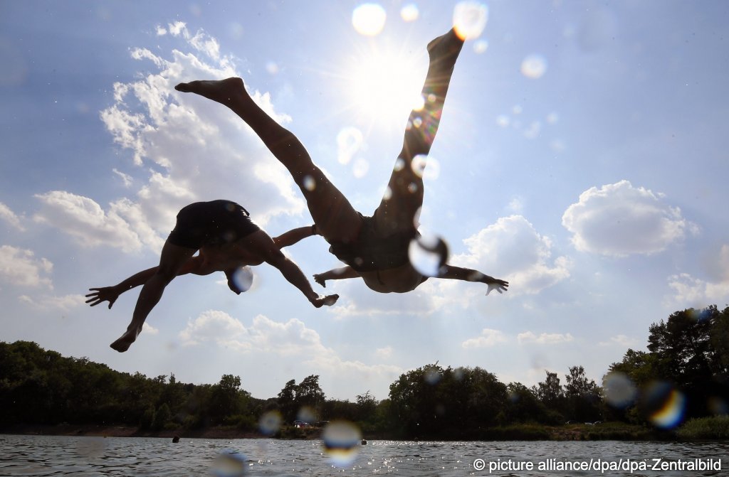 Swimmers dive into Heidebad lake near Halle during the heatwave in June 2026  | Photo:Hendrik Schmidt / picture alliance / dpa 