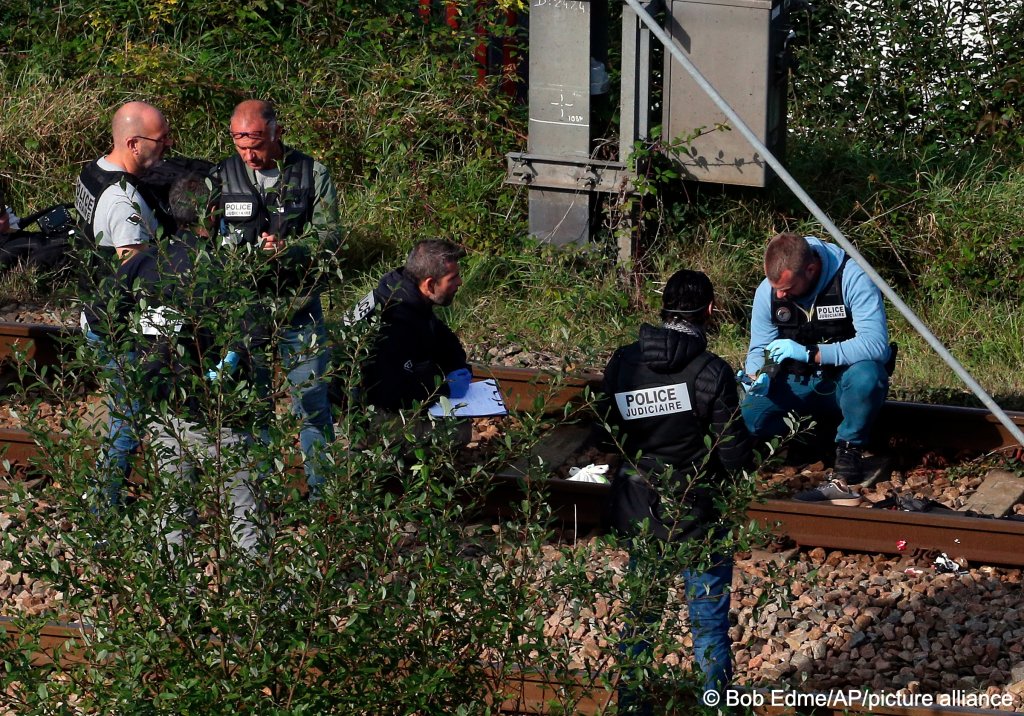 Police officers investigate as bodies are covered with blankets after a train accident in Ciboure, near Saint Jean de Luz, southwestern France, on Tuesday, October 12 | Photo: Bob Edme/AP