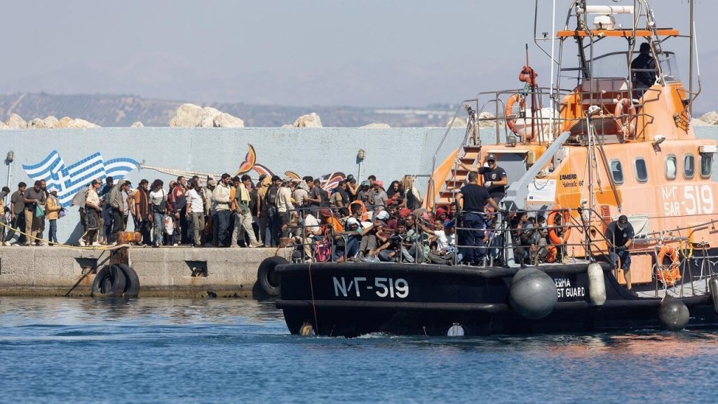 Des centaines de migrants secourus par les garde-côtes au large des îles de Gavdos arrivent au port d'Agia Galini, en Grèce, le 6 juillet 2025 (image d'illustration). Crédit : Reuters