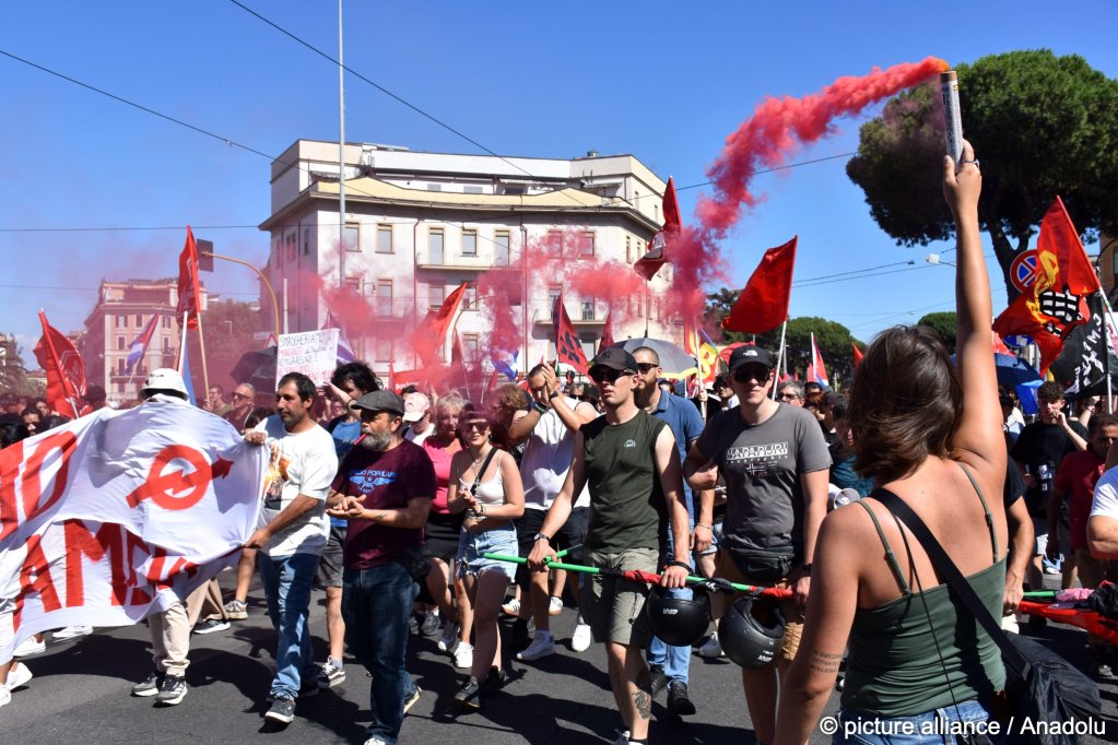 This anti-racism march was held in response to a far-right rally held in Italy on the same day and was one of protests taking place all across Europe to respond to similar divides over migration | Photo: Baris Seckin / Anadolu / picture alliance