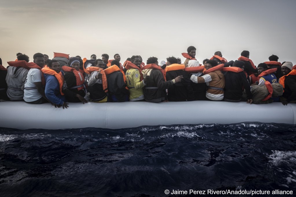 Smugglers usually cram dozens of migrants into unseaworthy boats, resulting in repeated tragedies at sea | Photo: Jaime Perez Rivero / Anadolu / picture-alliance