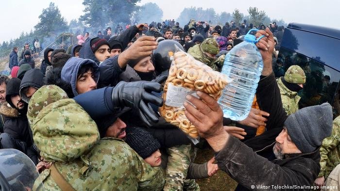 توزيع مواد غذائية في الجانب البيلاروسي على المهاجرين العالقين في المنطقة الحدودية بين بولندا وبيلاروسيا