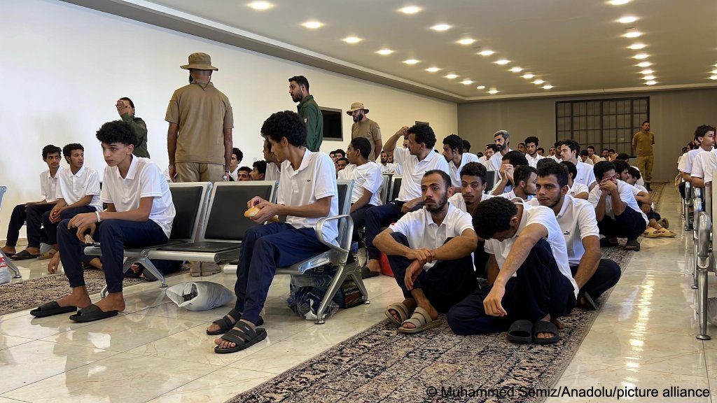 File photo: Irregular Egyptian migrants are processed at the headquarters of the Libyan Anti-Illegal Migration Authority in Tripoli before being sent back to their home country | Photo: Muhammed Semiz / Anadolu