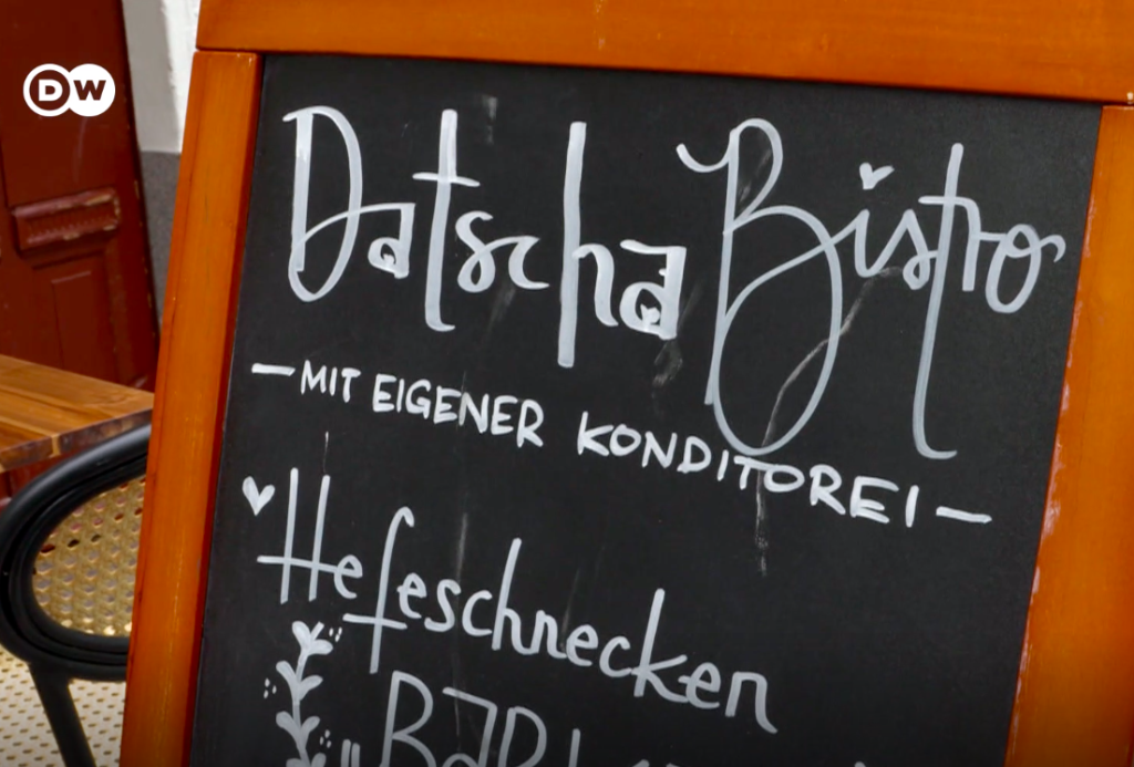 توظف سلسلة Datscha Bistro في برلين العديد من المتحدثين بالروسية والأوكرانية