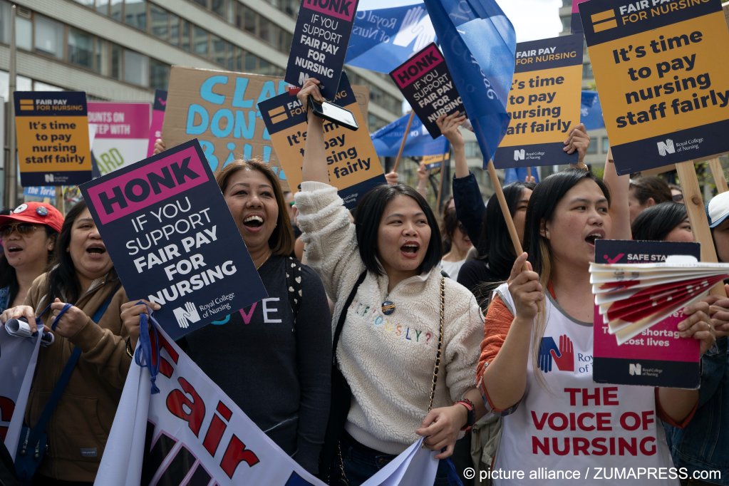 File photo used as illustration: Nurses, many of whom are migrants, from the Royal College Nursing (RCN) hold placards and chant slogans at the picket during the industrial actions at St Thomas Hospital in 2023 | Photo: Heather Ng / Picture alliance / Zuma Press