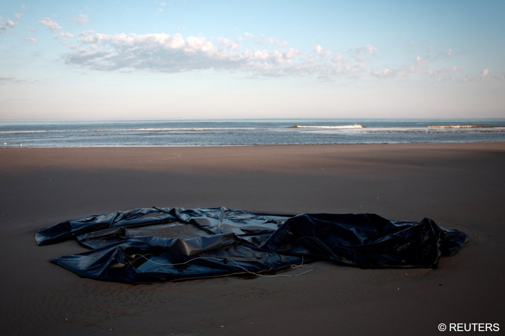 Migrants left behind this inflatable dinghy after it suffered damage on a beach near Boulogne-sur-Mer on July 1, 2025 | Photo: Gonzalo Fuentes / Reuters