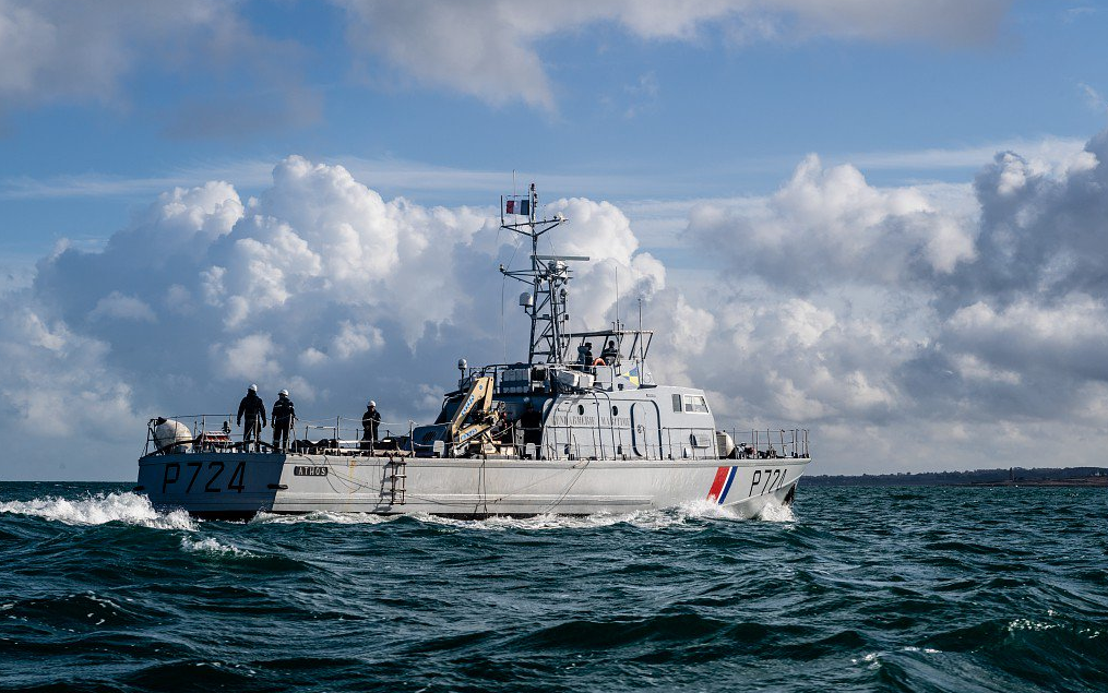 A French boat patrols the Channel near the French coast | Source Twitter @premarmanche
