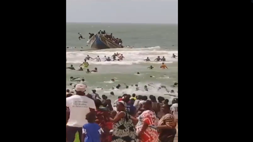 صورة مأخوذة من مقطع مصور شاركه ناشطون، يظهر عودة قارب مهاجرين إلى شواطئ السنغال بعد فشلهم في الوصول إلى جزر الكناري. المصدر: حساب Thierno Dicko على منصة X 