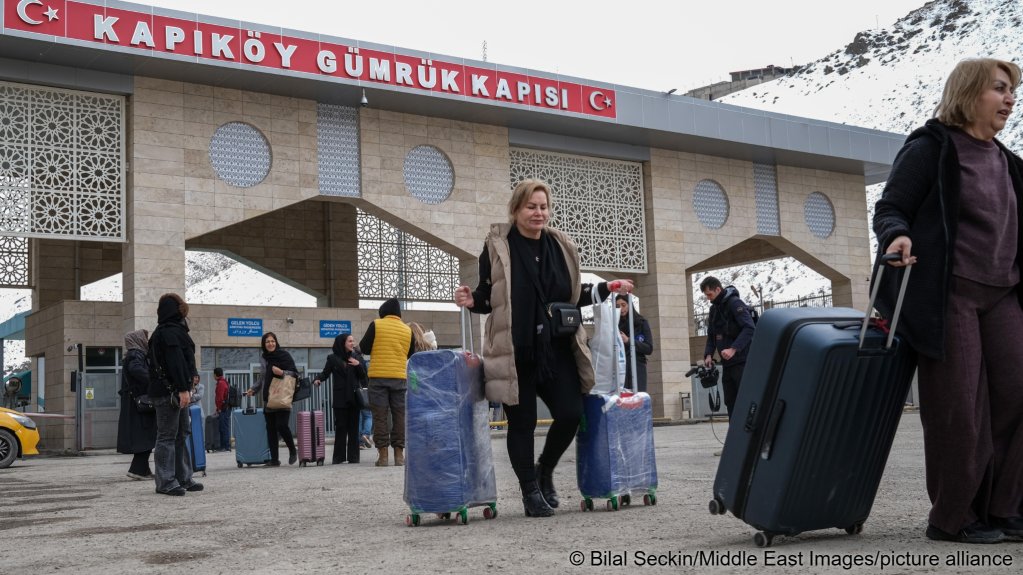 A woman leaves Iran at the Turkey-Iran border crossing in Van on March 14, 2026 | Photo: Bilal Seckin / Middle East Images / picture alliance