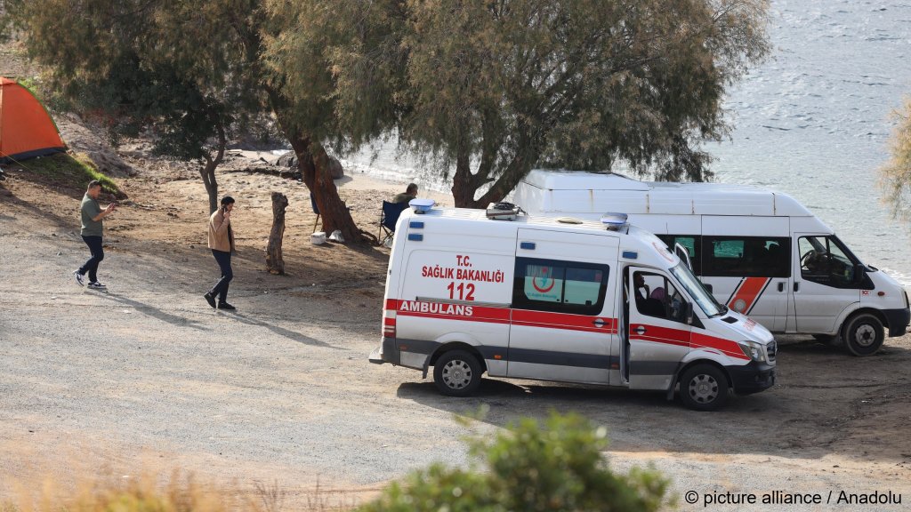 Here ambulances from Turkey arrive to take those rescued and found dead after a boat took on water off the resort of Bodrum | Photo: Ali Ballı / Anadolu/picture alliance
