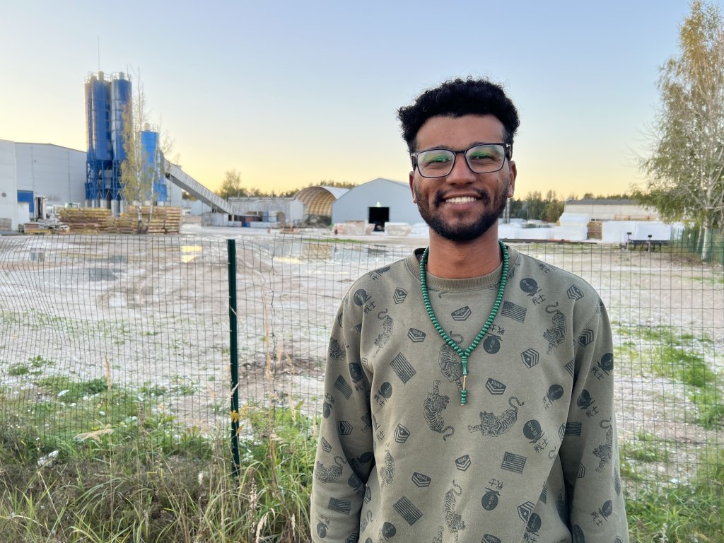 Saleh Othman standing next to a factory site belonging to the Skonto Prefap manufacturing company in Salaspils near Riga, Latvia on September 30, 2024 | Photo: Benjamin Bathke/InfoMigrants