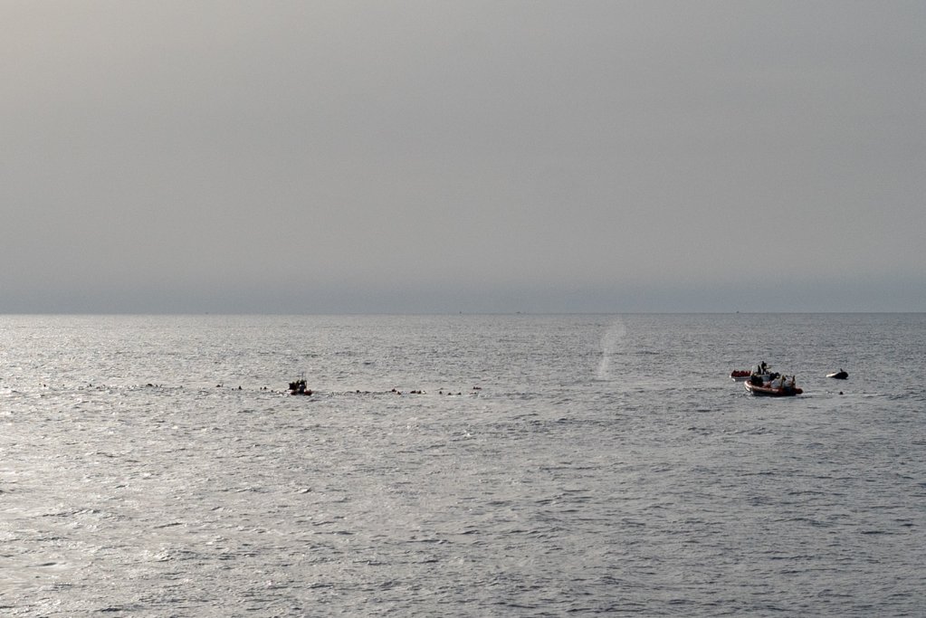 Les garde-côtes libyens ont tiré dans l'eau, en direction des migrants. Crédit : SOS Humanity