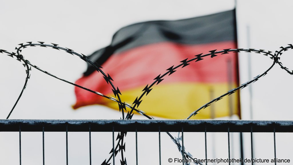 File photo used as illustration: Bureaucracy was cited as one of the most common reasons for a migrant to move on from Germany | Photo: Florian Gaertner/photothek.de/picture alliance